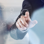 Finger auf Scheibe M gespiegelt